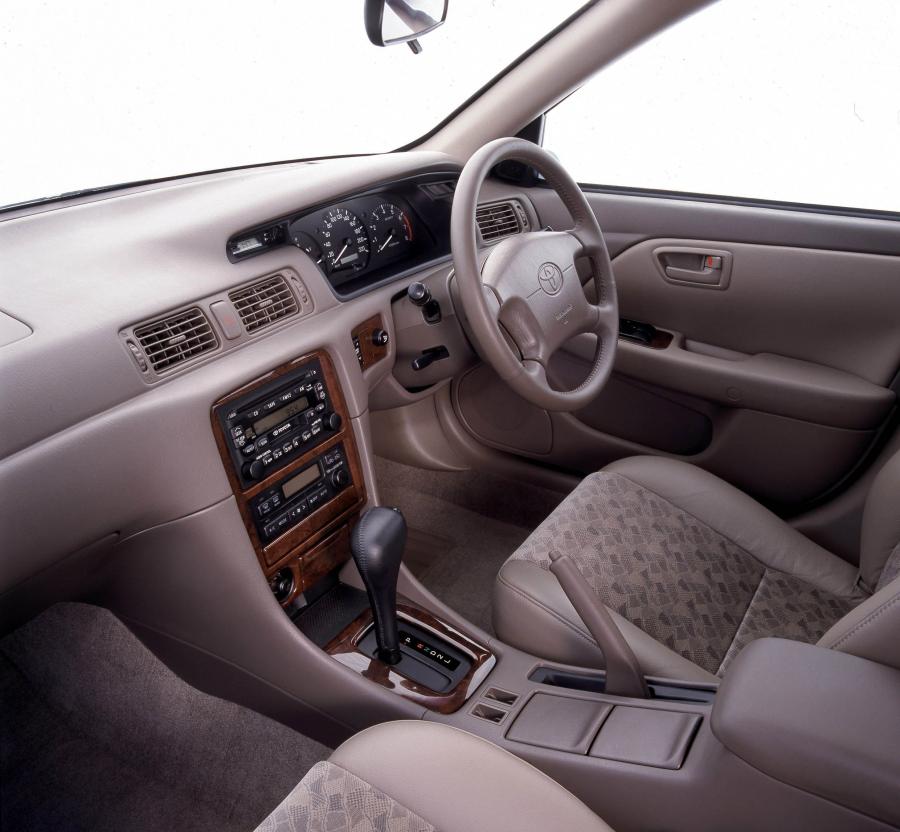 Интерьер Toyota Camry Azura (MCV21) 2000 года  (фото 2 из 4)